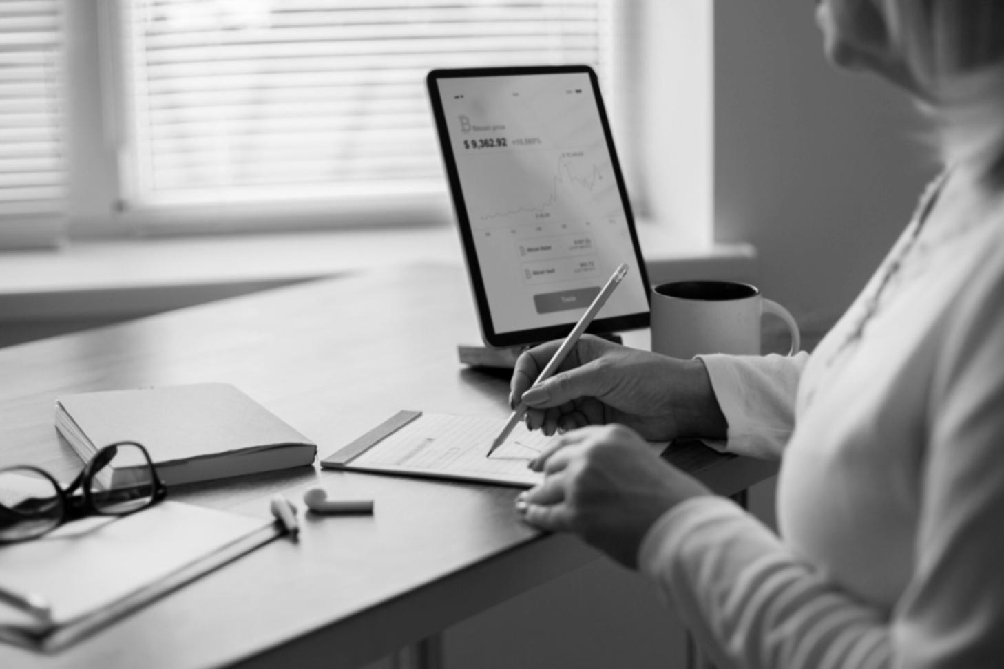 Espacio de formación en análisis financiero con ambiente profesional